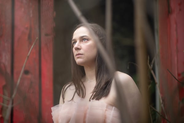 Portrait of singer/songwriter/producer Josienne Clarke taken by Alec Bowman_Clarke